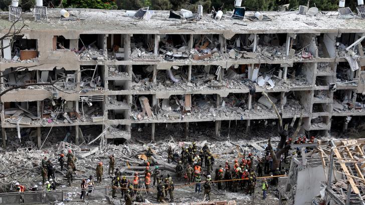 Les forces de sécurité israéliennes et les premiers secours rassemblés sur le site d’une frappe iranienne ayant touché un quartier résidentiel de Ramat Aviv, à Tel-Aviv en Israël, le 22 juin 2025.
