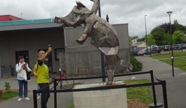 c'est quoi cette statue d'un sanglier avec un ballon dans cette commune ?