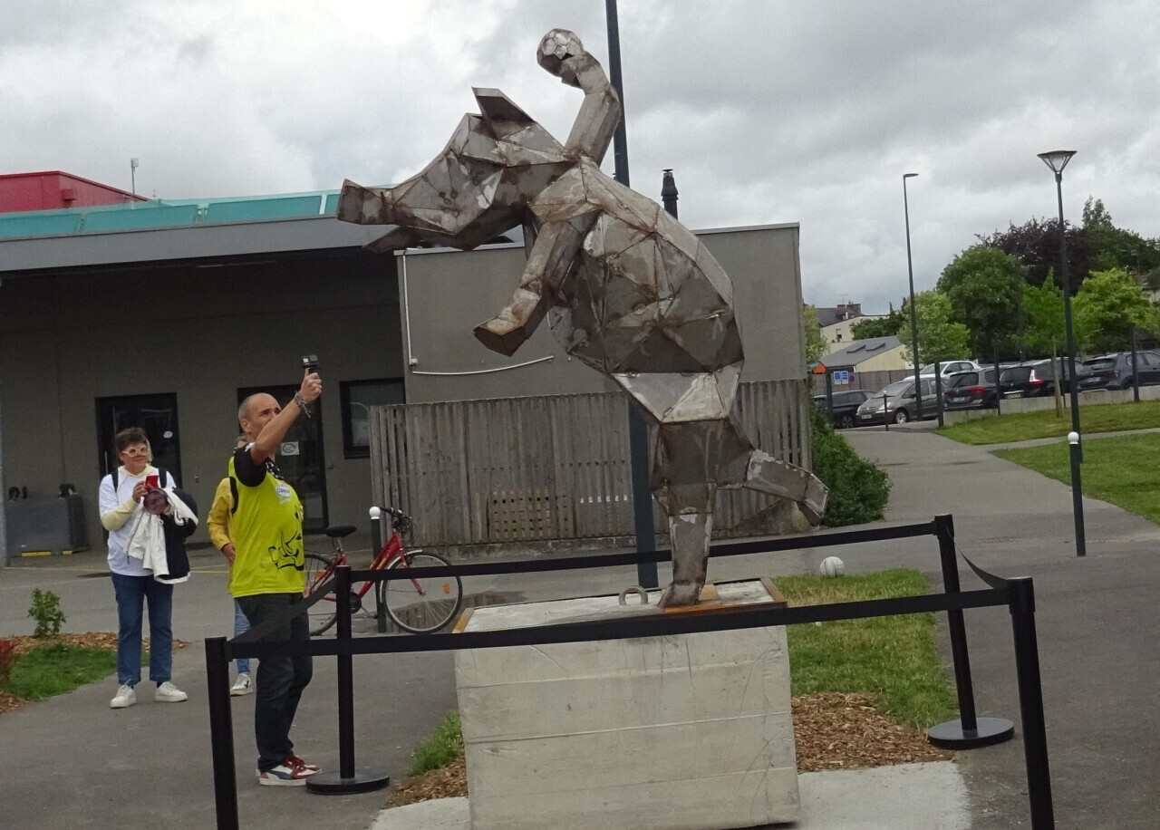 c'est quoi cette statue d'un sanglier avec un ballon dans cette commune ?