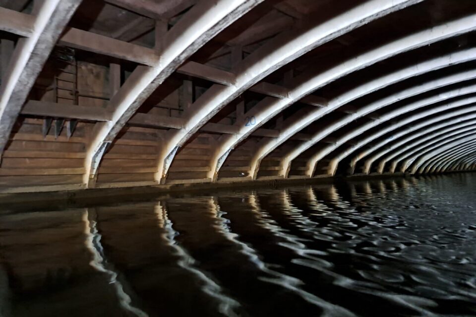 Sous la dalle République, les arches de la structure bien que solides présentes quelques défauts, comme des infiltrations d'eau.