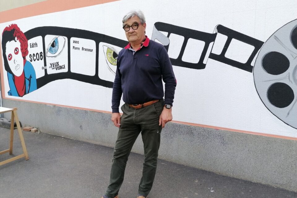 Serge Guermonprez devant la fresque du film 