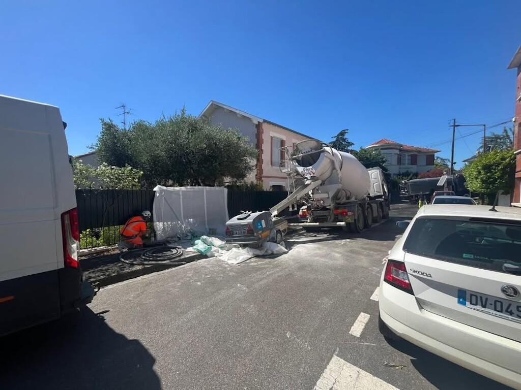 un trou de 20 mètres de profondeur dans un jardin