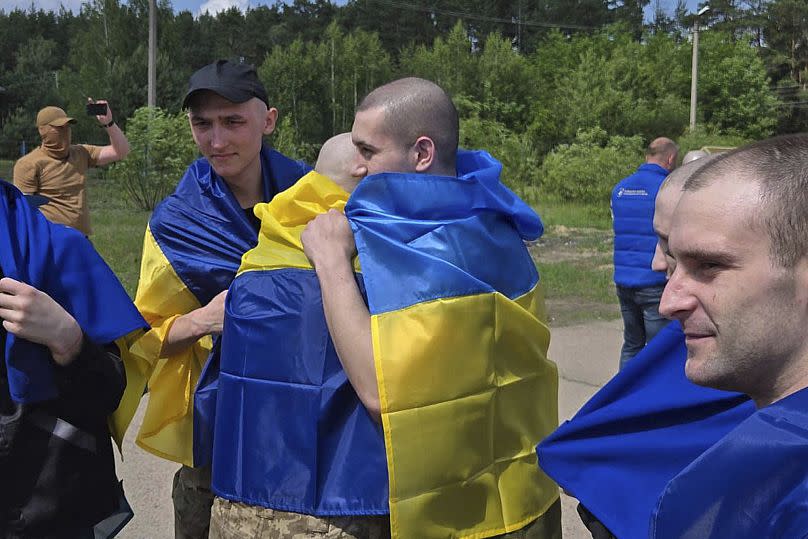 Des soldats ukrainiens réagissent après leur retour de captivité lors d'un échange entre la Russie et l'Ukraine.