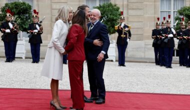 Bises et grands sourires, Emmanuel et Brigitte Macron accueillent Lula et son épouse Janja à Paris