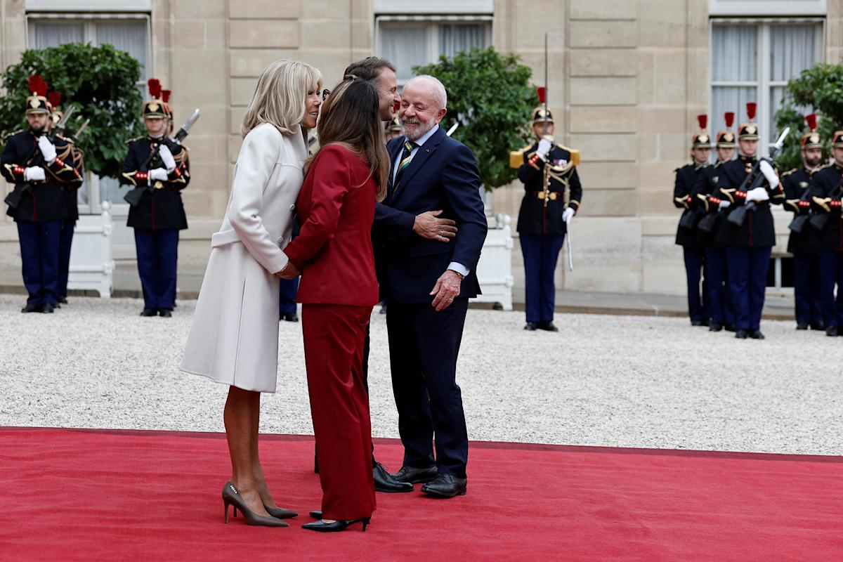 Bises et grands sourires, Emmanuel et Brigitte Macron accueillent Lula et son épouse Janja à Paris