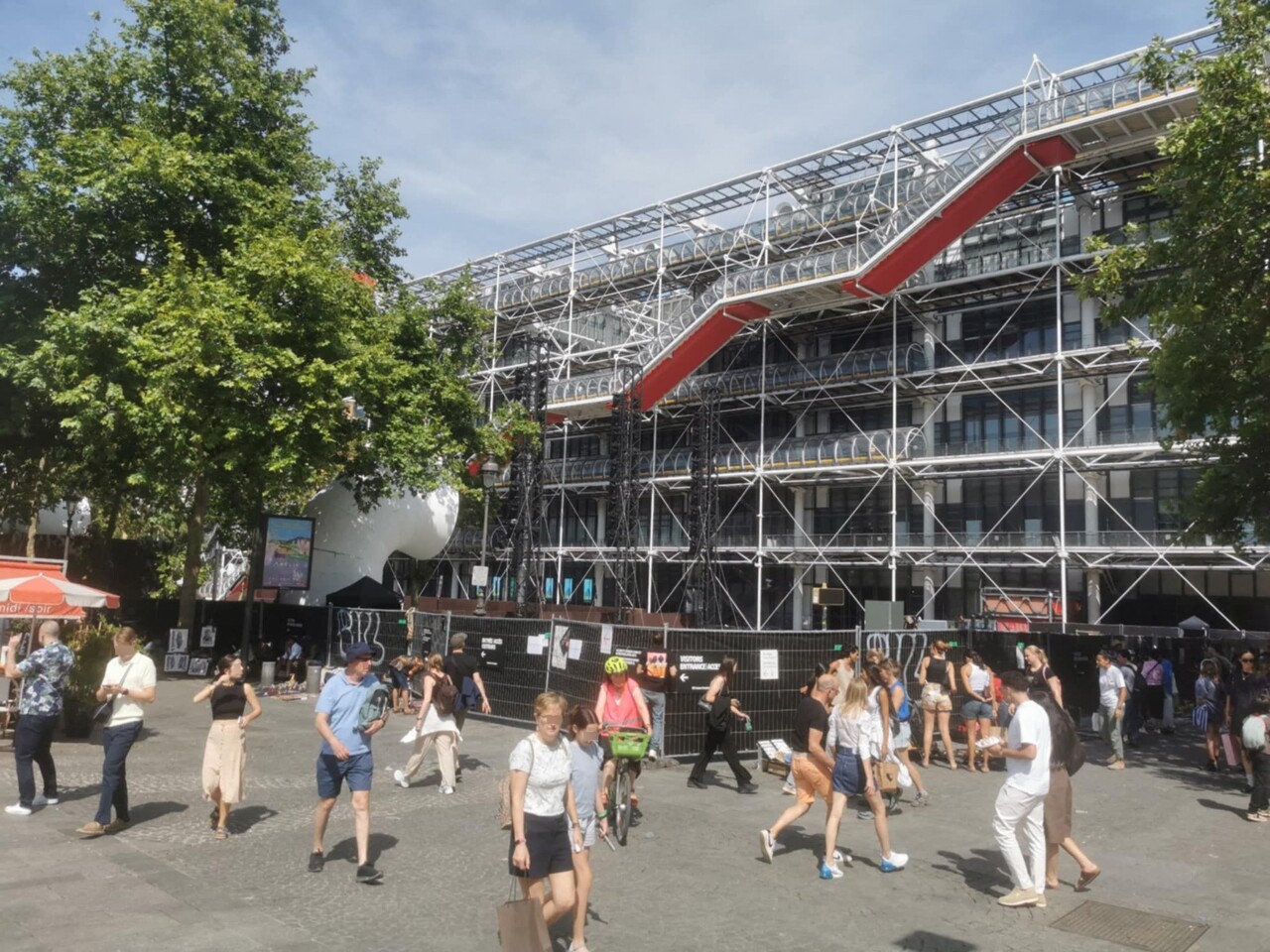 pourquoi la place Pompidou est-elle barricadée et fermée au public ?