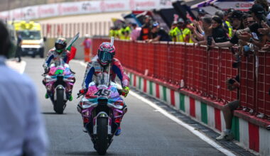 L'équipe VR46 Racing célèbre un podium spécial avec une livrée dédiée à Cesare Cremonini.
