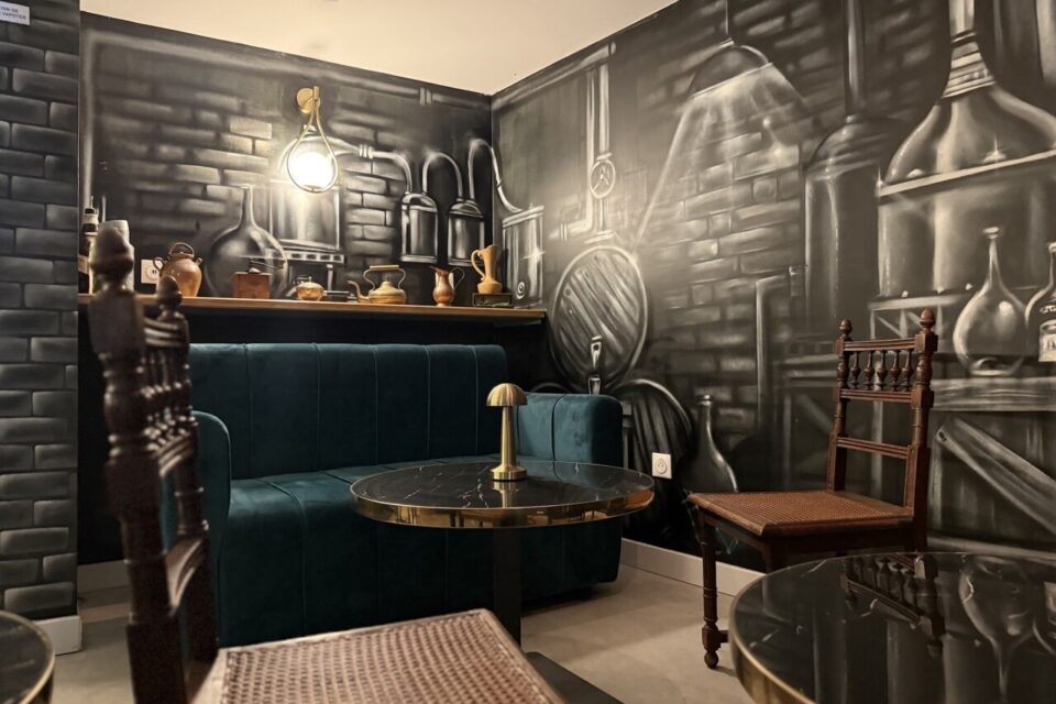 Un mur graffé façon distillerie.