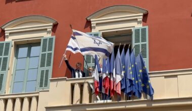 après une décision de justice, Christian Estrosi retire finalement les drapeaux israéliens de la mairie