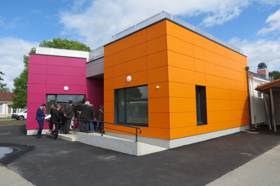 Le restaurant scolaire est très coloré.