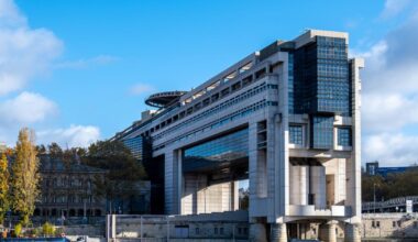 les pistes de redressement des comptes discutées mardi à Bercy