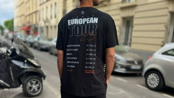 Parmi les nombreux objets dérivés pensés depuis la victoire du PSG en Ligue des champions, ce T-shirt de tournée.