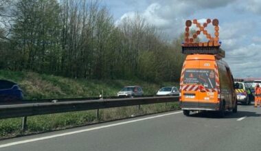 une voiture avec une caravane a eu un accident