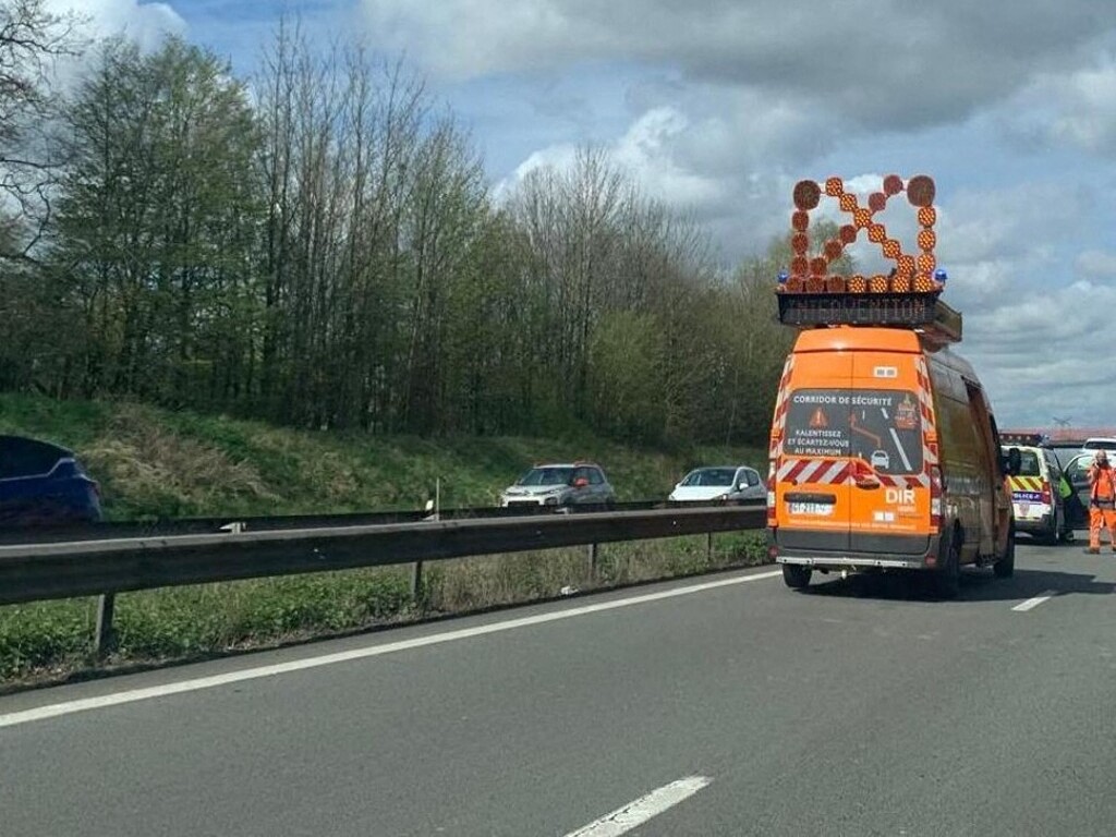 une voiture avec une caravane a eu un accident