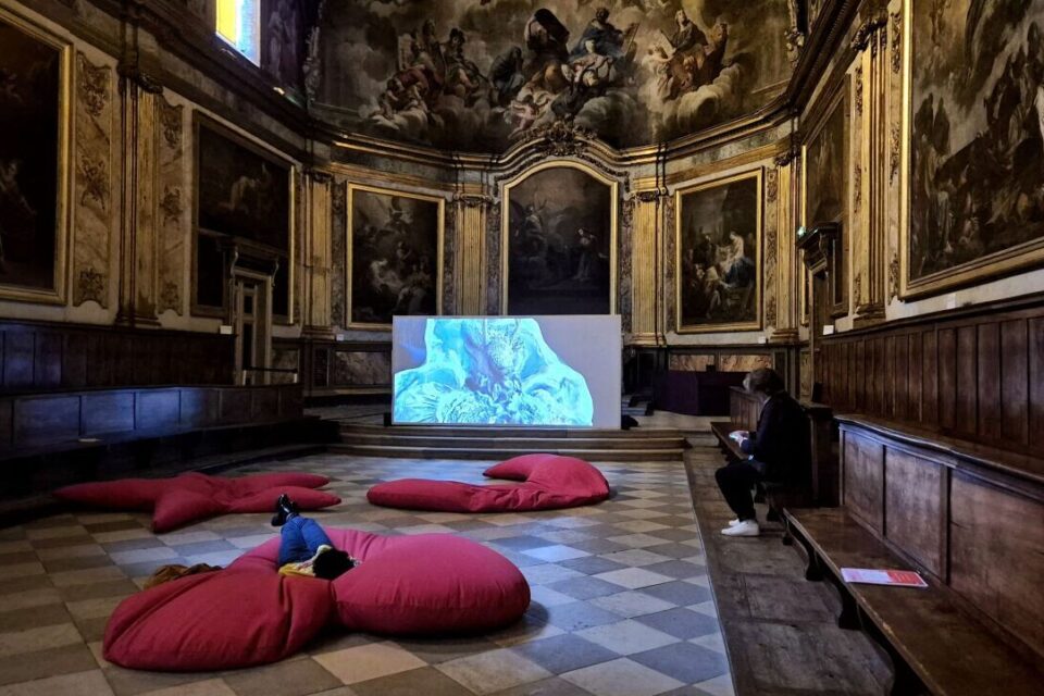 Quand l'art contemporain remue la Chapelle des Carmélites.