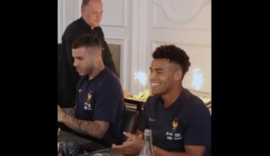 en vidéo, les Bleus fêtent l’anniversaire de Désiré Doué à Clairefontaine