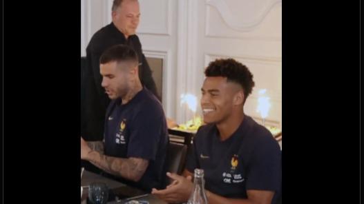 en vidéo, les Bleus fêtent l’anniversaire de Désiré Doué à Clairefontaine