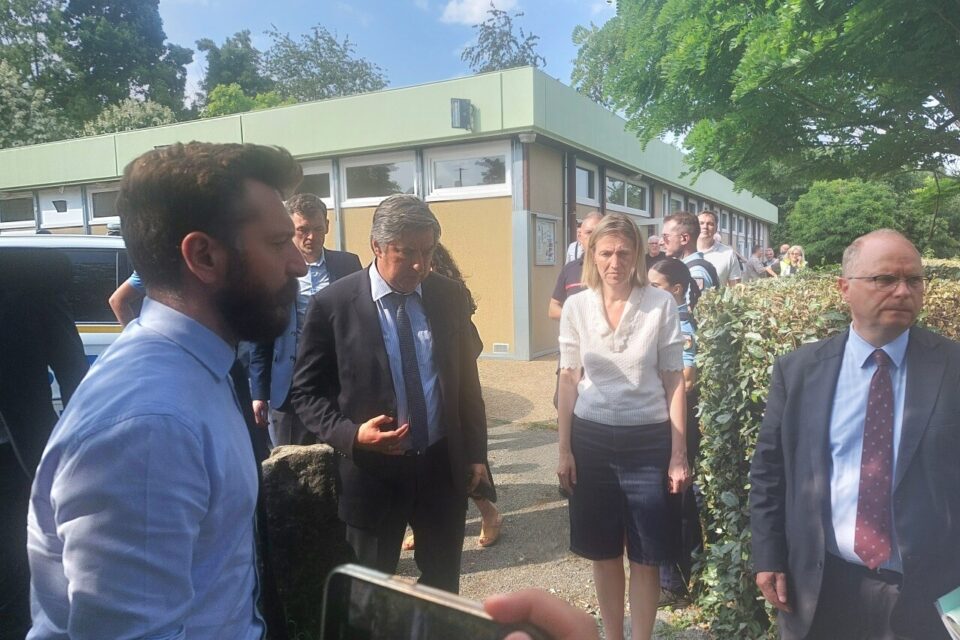 L'ambassadeur d'Ukraine, la ministre du travail et le préfet de la Sarthe ont rendu visite aux passagers indemnes de l'accident.