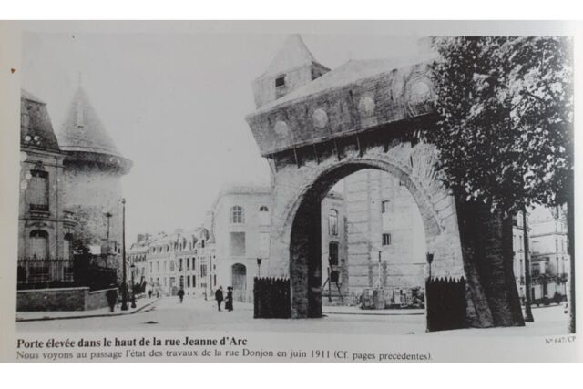 Porte reconstituée à l’occasion de la célébration du millénaire de la Normandie. (© Document transmis/Guy Pessiot)