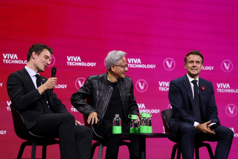 Le fondateur et PDG de Mistral AI, Arthur Mensch (g), le PDG de Nvidia, Jensen Huang (c), et le président Emmanuel Macron (d) lors d'une table ronde au salon  VivaTech à Paris, le 11 juin 2025 ( POOL / Sarah Meyssonnier )
