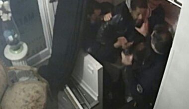 un 4e policier sera jugé, le caractère raciste des violences écarté