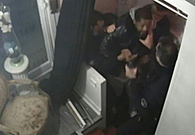 un 4e policier sera jugé, le caractère raciste des violences écarté