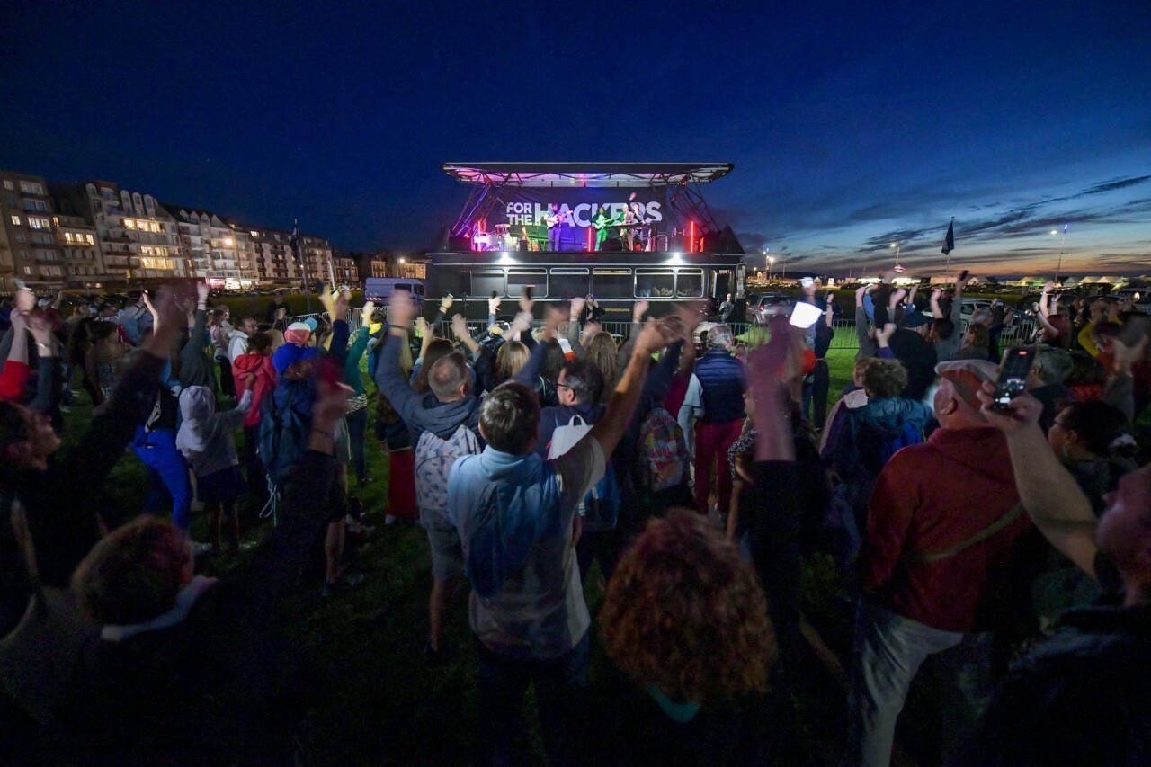 un concert sur le toit d'un car pour fêter la musique avant l'heure