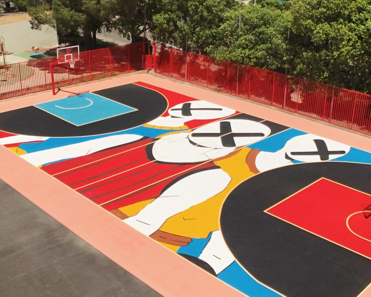 l’artiste Mara peint ses souvenirs d’enfance sur un terrain de basket