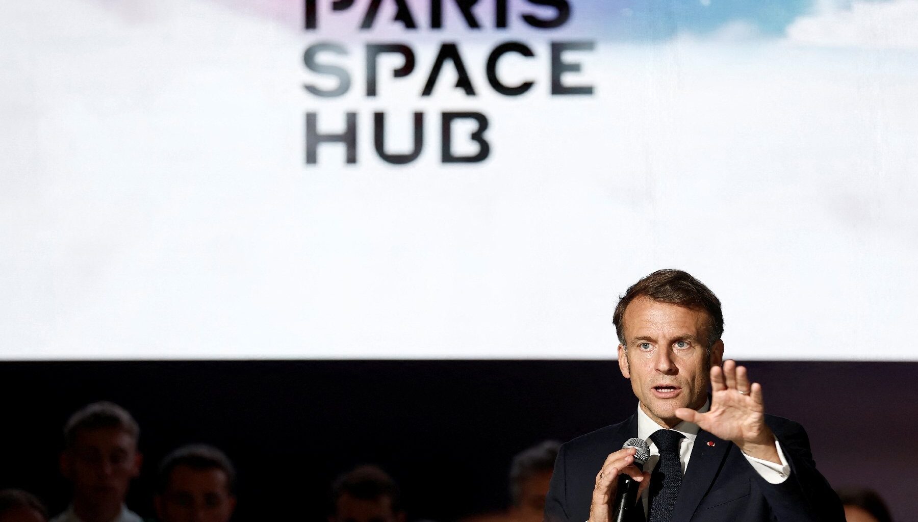 Macron appelle l'Europe à mener une "reconquête à marche forcée"