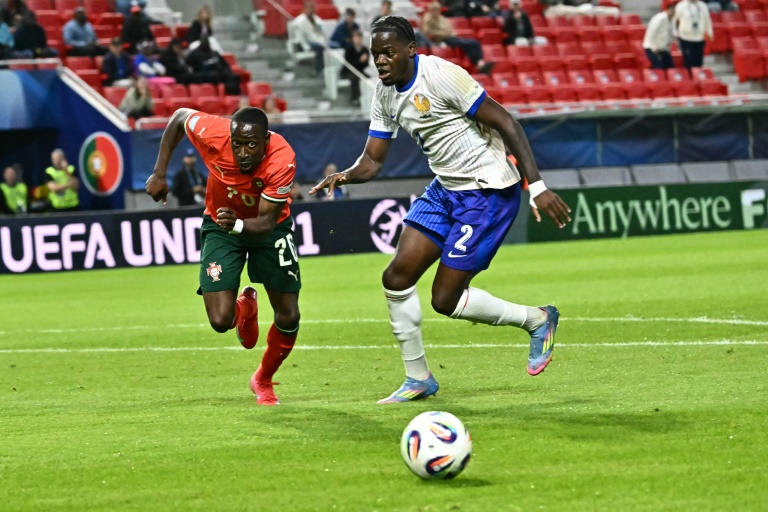 Le Portugais Carlos Borges et le Français Castello Lukeba lors du match nul entre le Portugal et la France à l