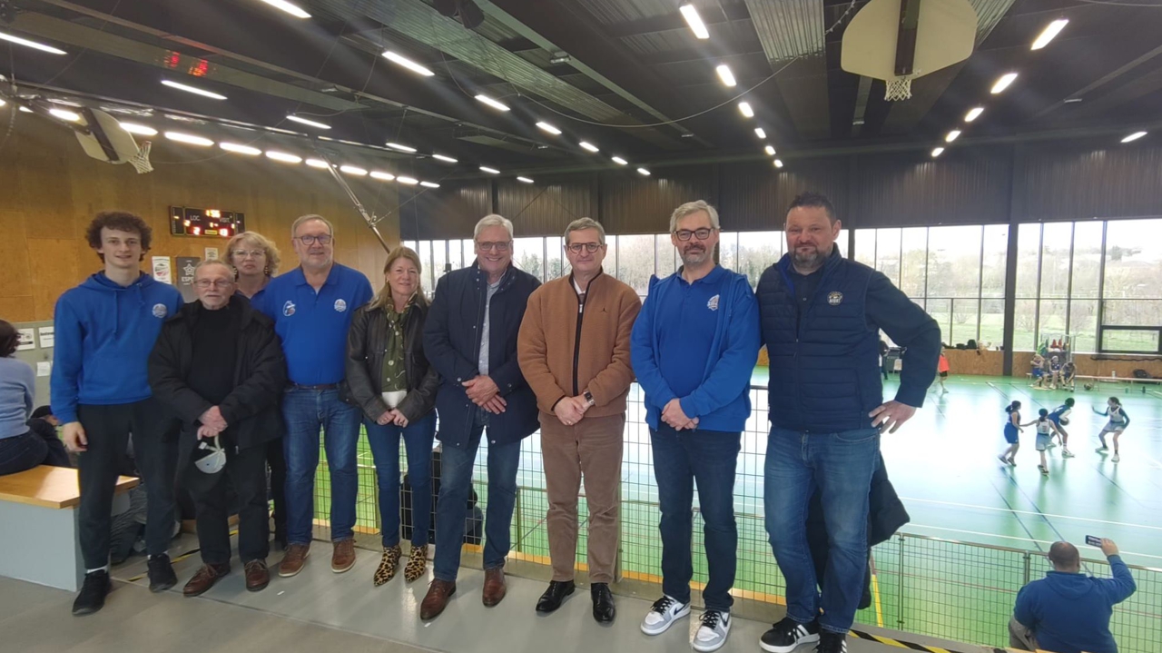 Le président de la Fédération nationale de basket rend visite au club local, à Aiffres