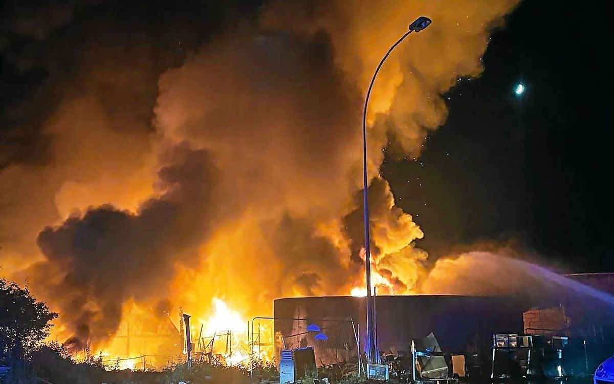 Deux bâtiments détruits par le feu : une importante intervention à Montauban-de-Bretagne