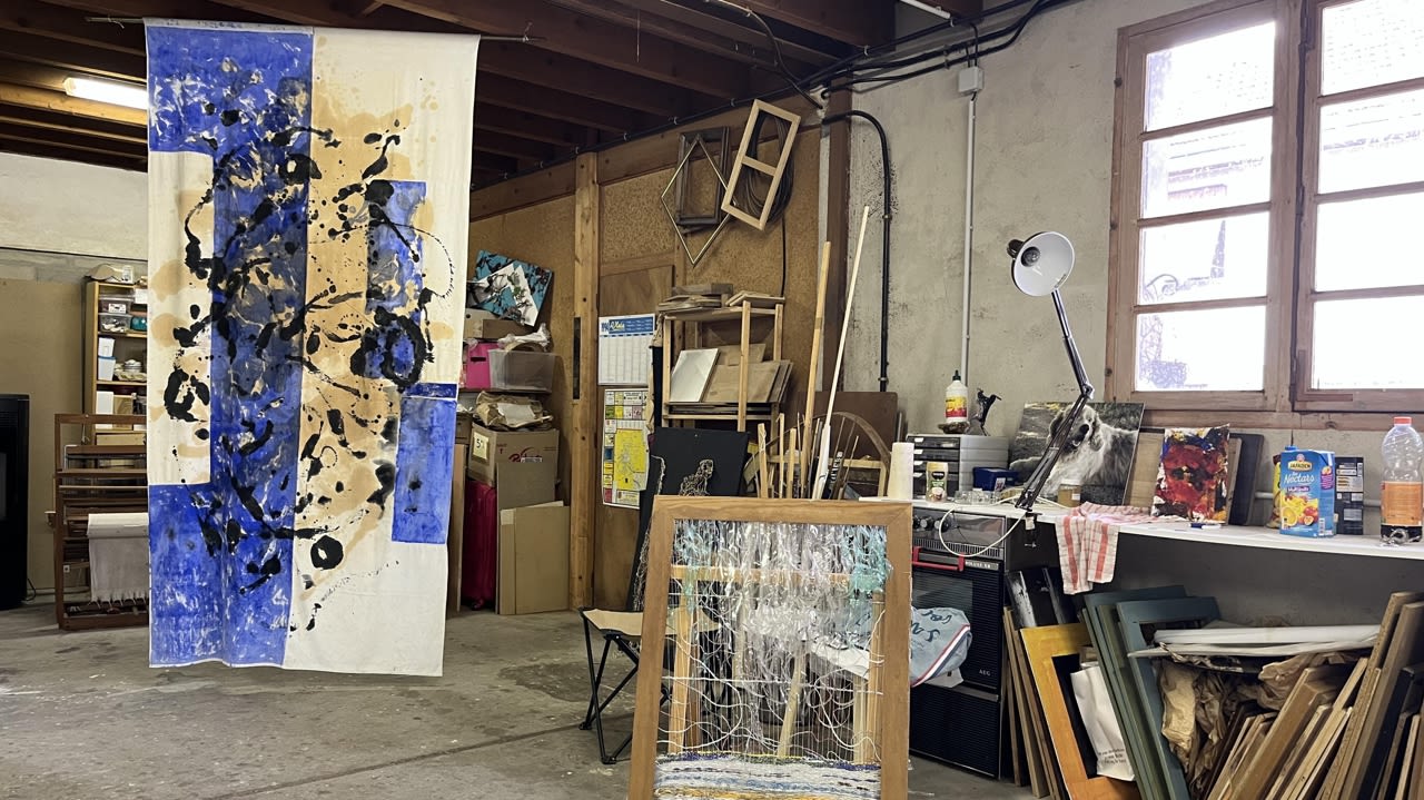 L’atelier de Sandrine Torterat cohabite avec les œuvres en cours d’exposition.