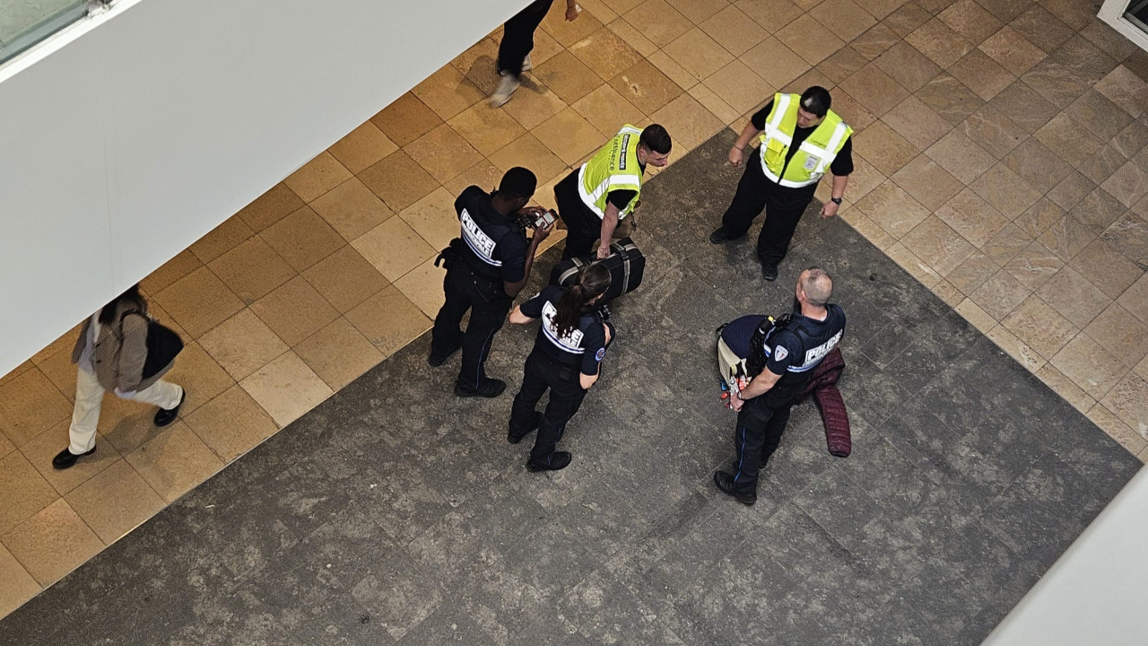 que comptait faire cet homme avec sa valise à Confluence ? La sécurité intervient en urgence