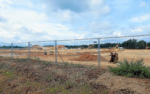 Tractopelles et engins de chantier s’affairent sur le terrain de la future usine, autrefois occupé par le constructeur automobile Stellantis.