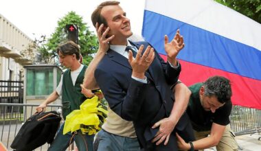 Musée Grévin : la statue de Macron volée et déposée devant l’ambassade de Russie