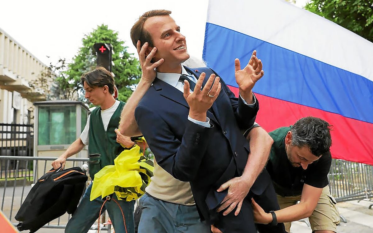 Musée Grévin : la statue de Macron volée et déposée devant l’ambassade de Russie