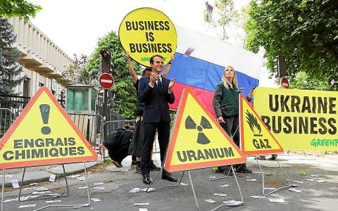 « Emmanuel Macron incarne ce double discours : il soutient l’Ukraine mais encourage les entreprises françaises à continuer à faire commerce avec la Russie », selon Jean-François Julliard, directeur général de Greenpeace France.