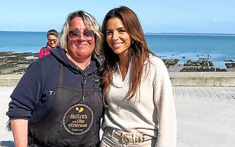 Armelle, salariée des Huîtres de la Côte d’Émeraude, a fait déguster des huîtres de Cancale à Eva Longoria sur le marché des huîtres cancalais.