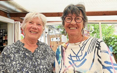 Aux alentours de midi, Monique Le Bouter (à gauche) et Chantal Boulic reçoivent, avec le sourire, les premiers clients.