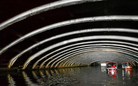 En se dirigeant vers le pont de Nemours, le décor change, avec cette structure béton qui rappelle le ventre d’une baleine.
