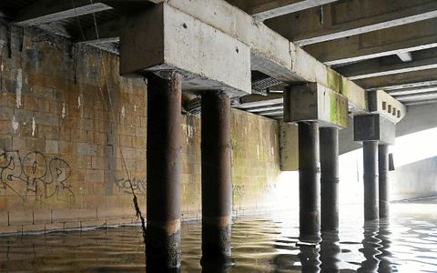 Les chevêtres qui relient les pieux qui supportent la dalle se sont dégradés au fil des ans.
