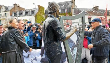 « L’œuvre sublime le modèle » : à Carhaix, la statue d’Alan Stivell dévoilée en musique