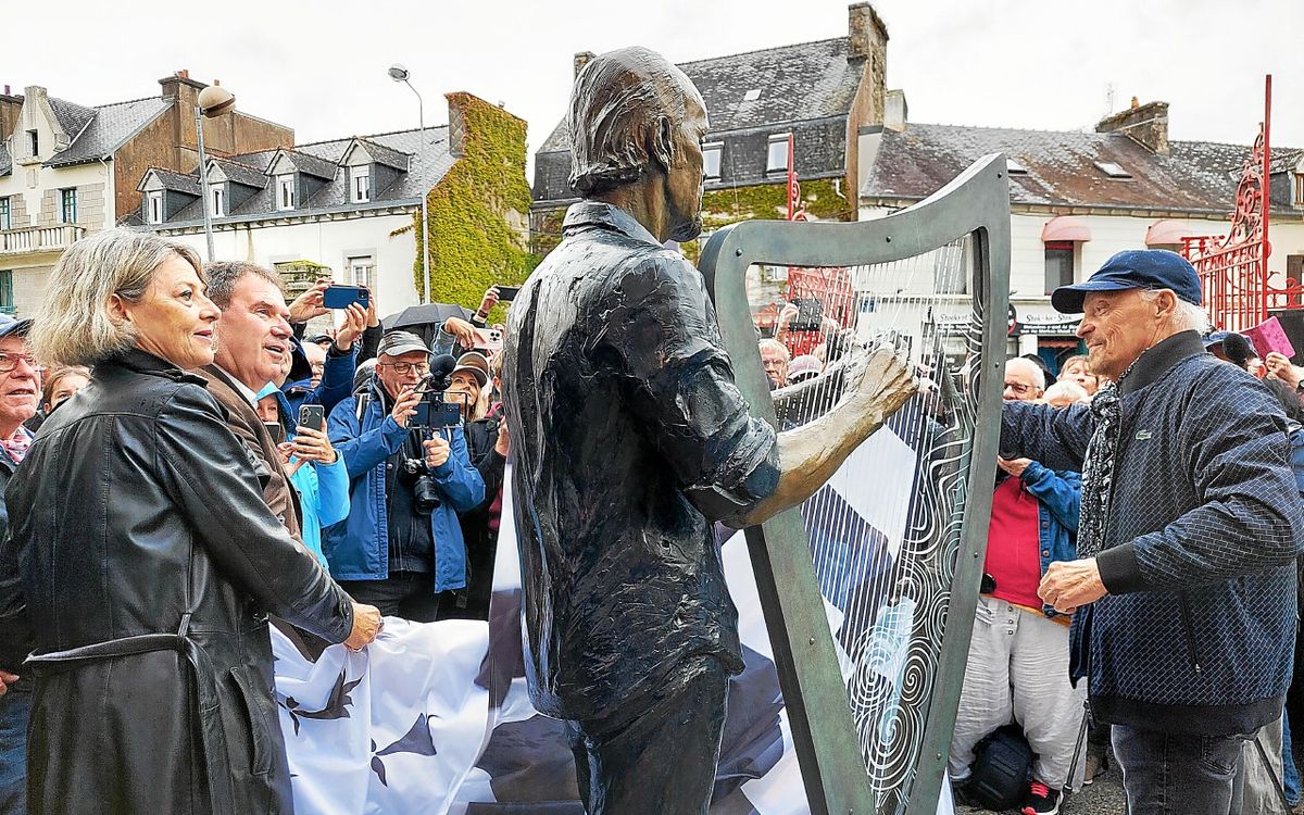 « L’œuvre sublime le modèle » : à Carhaix, la statue d’Alan Stivell dévoilée en musique