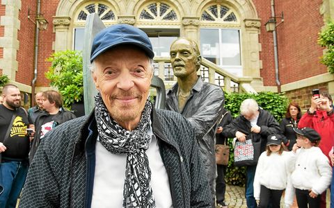 À l’issue de la cérémonie, Alan Stivell a été littéralement happé par ses fans au pied de sa statue, se laissant prendre en photo pendant une bonne vingtaine de minutes.