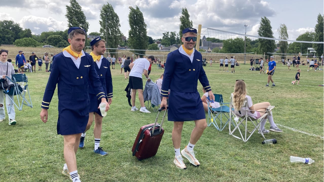 Quand on vous dit que l’ambiance est décontractée à Chargé : l’équipe de joueurs, déguisés en hôtesses de l’air a fait sensation ce week-end de Pentecôte.