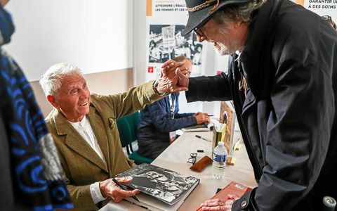 Jean-François Leroy, directeur du festival de photojournalisme Visa pour l’image, de Perpignan, était le premier à venir saluer Don McCullin, samedi 7 juin, à sa séance de dédicaces organisée à La Gacilly.