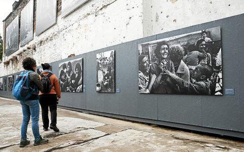 Ici à droite, sa célèbre photo prise à Chypre en 1964 qui lui a valu un World Press Photo.