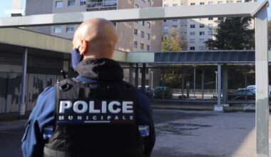 il s'échappe d'un hôpital psychiatrique, les policiers le retrouvent en haut d'un panneau de basket