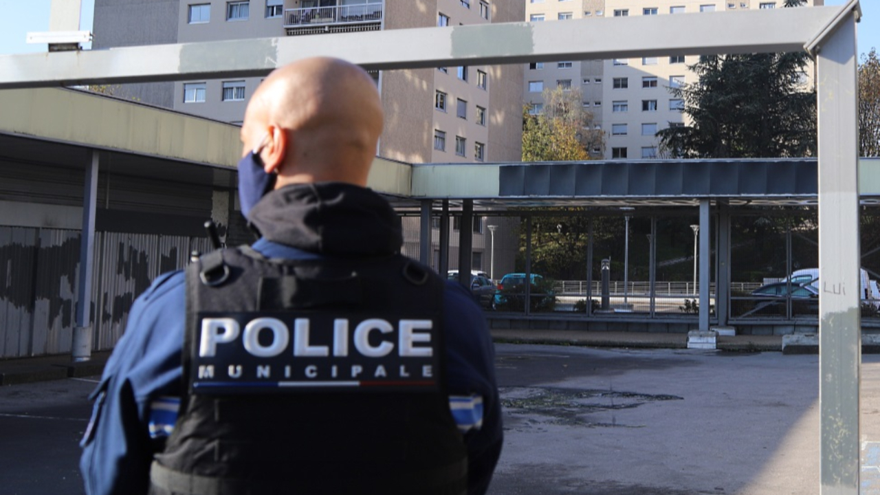 il s'échappe d'un hôpital psychiatrique, les policiers le retrouvent en haut d'un panneau de basket